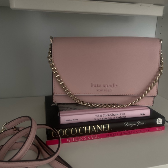 Kate Spade Carson Convertible Crossbody. - Picture 2 of 6